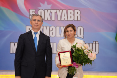 Xətai rayonunda Beynəlxalq Müəllimlər Günü münasibətilə “Zirvəyə Aparan İşıq” adlı tədbir keçirilib.