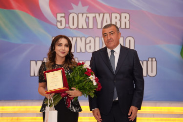 Xətai rayonunda Beynəlxalq Müəllimlər Günü münasibətilə “Zirvəyə Aparan İşıq” adlı tədbir keçirilib.