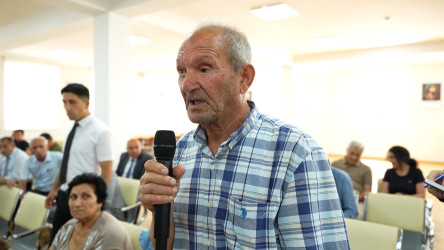 Rayon İcra Hakimiyyətinin başçısı 263 saylı tam orta məktəbdə vətəndaşlarla görüşüb