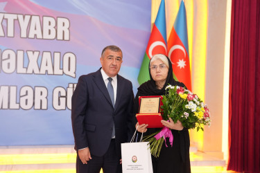 Xətai rayonunda Beynəlxalq Müəllimlər Günü münasibətilə “Zirvəyə Aparan İşıq” adlı tədbir keçirilib.