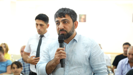 Rayon İcra Hakimiyyətinin başçısı 263 saylı tam orta məktəbdə vətəndaşlarla görüşüb