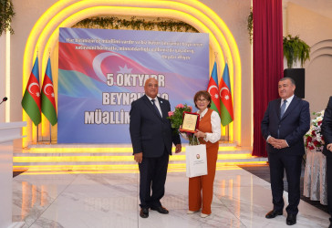 Xətai rayonunda Beynəlxalq Müəllimlər Günü münasibətilə “Zirvəyə Aparan İşıq” adlı tədbir keçirilib.