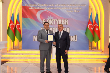Xətai rayonunda Beynəlxalq Müəllimlər Günü münasibətilə “Zirvəyə Aparan İşıq” adlı tədbir keçirilib.