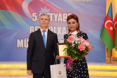 Xətai rayonunda Beynəlxalq Müəllimlər Günü münasibətilə “Zirvəyə Aparan İşıq” adlı tədbir keçirilib.
