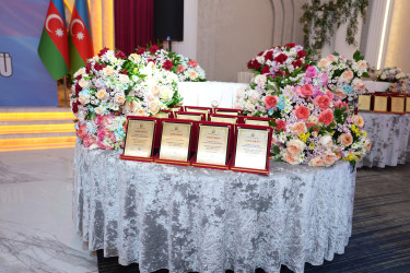 Xətai rayonunda Beynəlxalq Müəllimlər Günü münasibətilə “Zirvəyə Aparan İşıq” adlı tədbir keçirilib.
