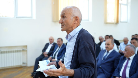 Rayon İcra Hakimiyyətinin başçısı 260 saylı tam orta məktəbdə vətəndaşlarla görüşüb